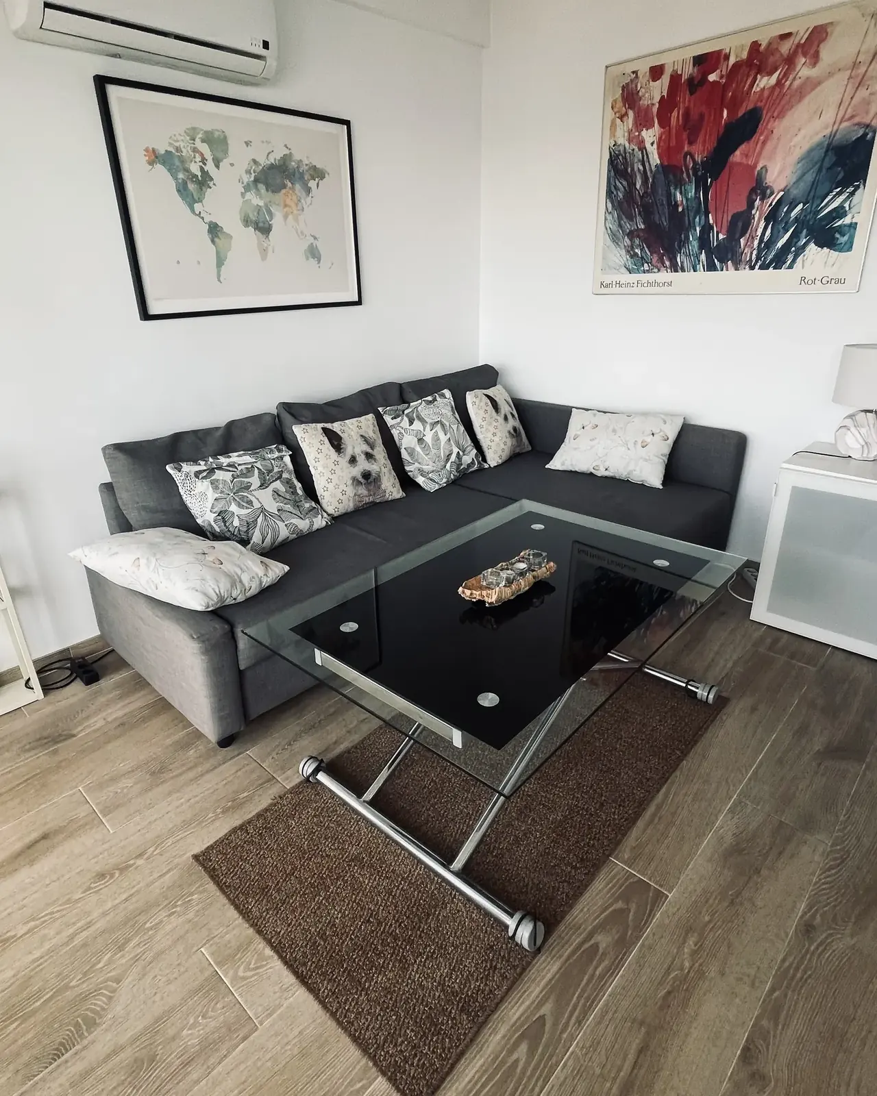 Salón ordenado de un piso turístico en Málaga tras la limpieza